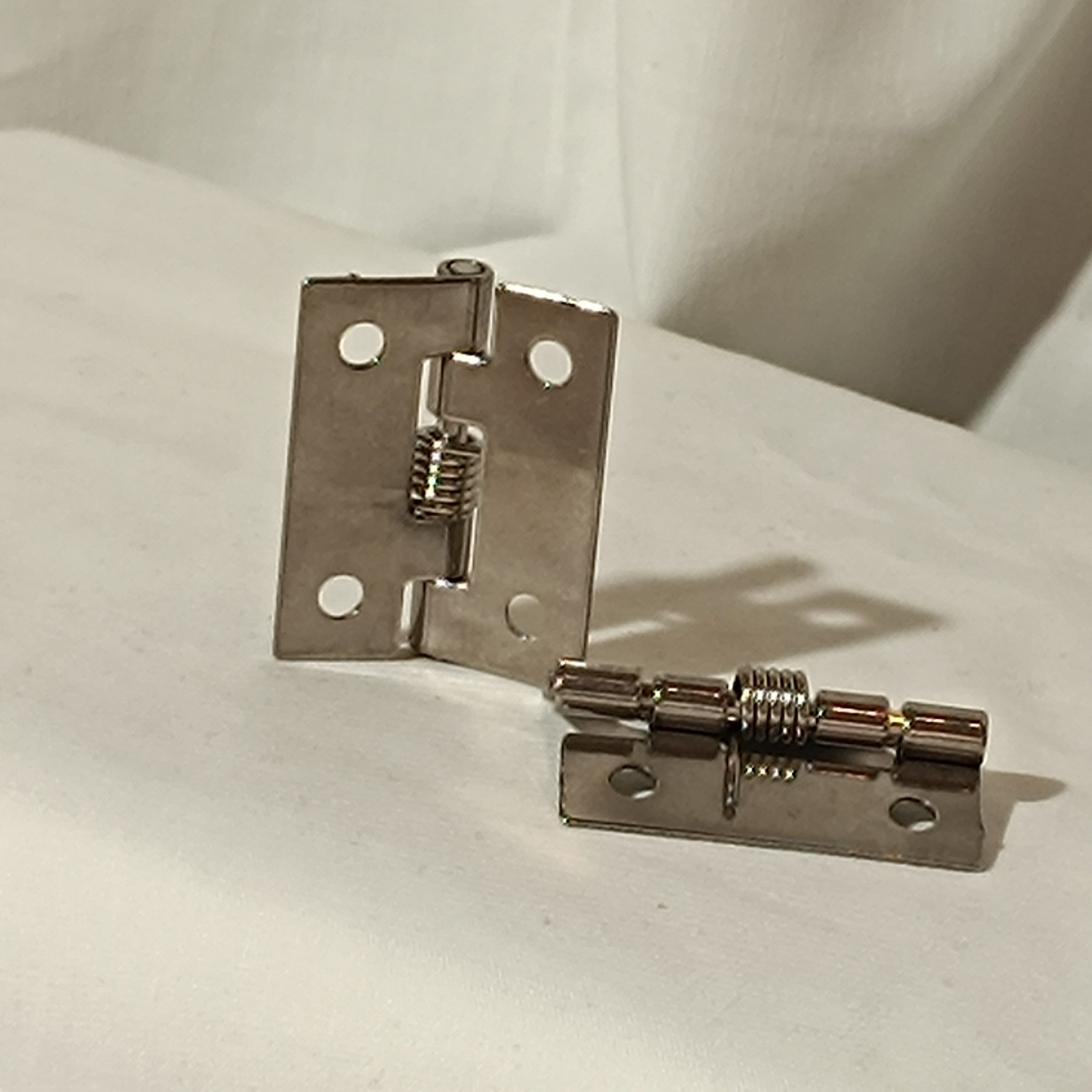 Hinges for tipping tanks