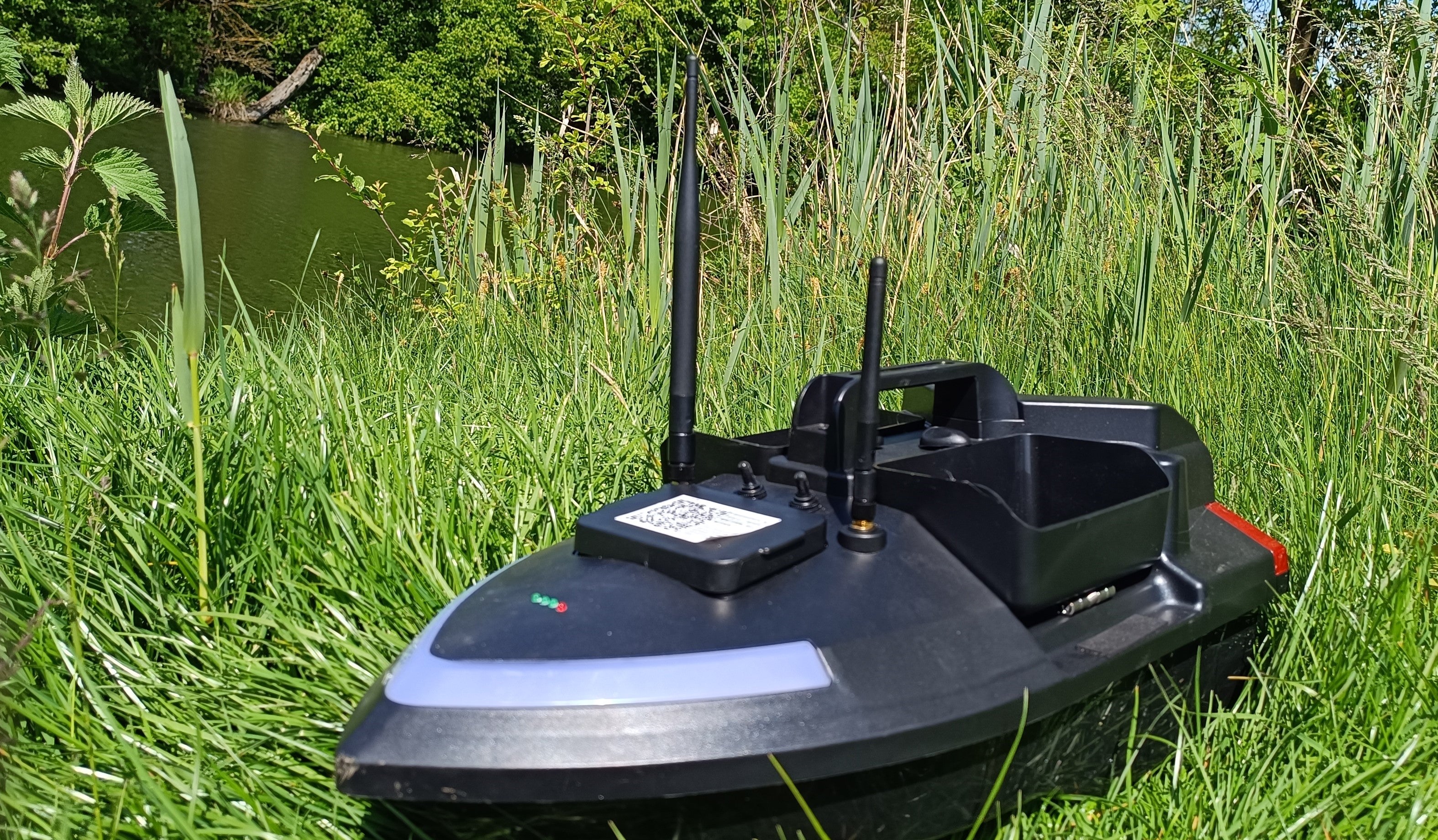 Grizzly ECHO - boat with built-in color sonar and GPS