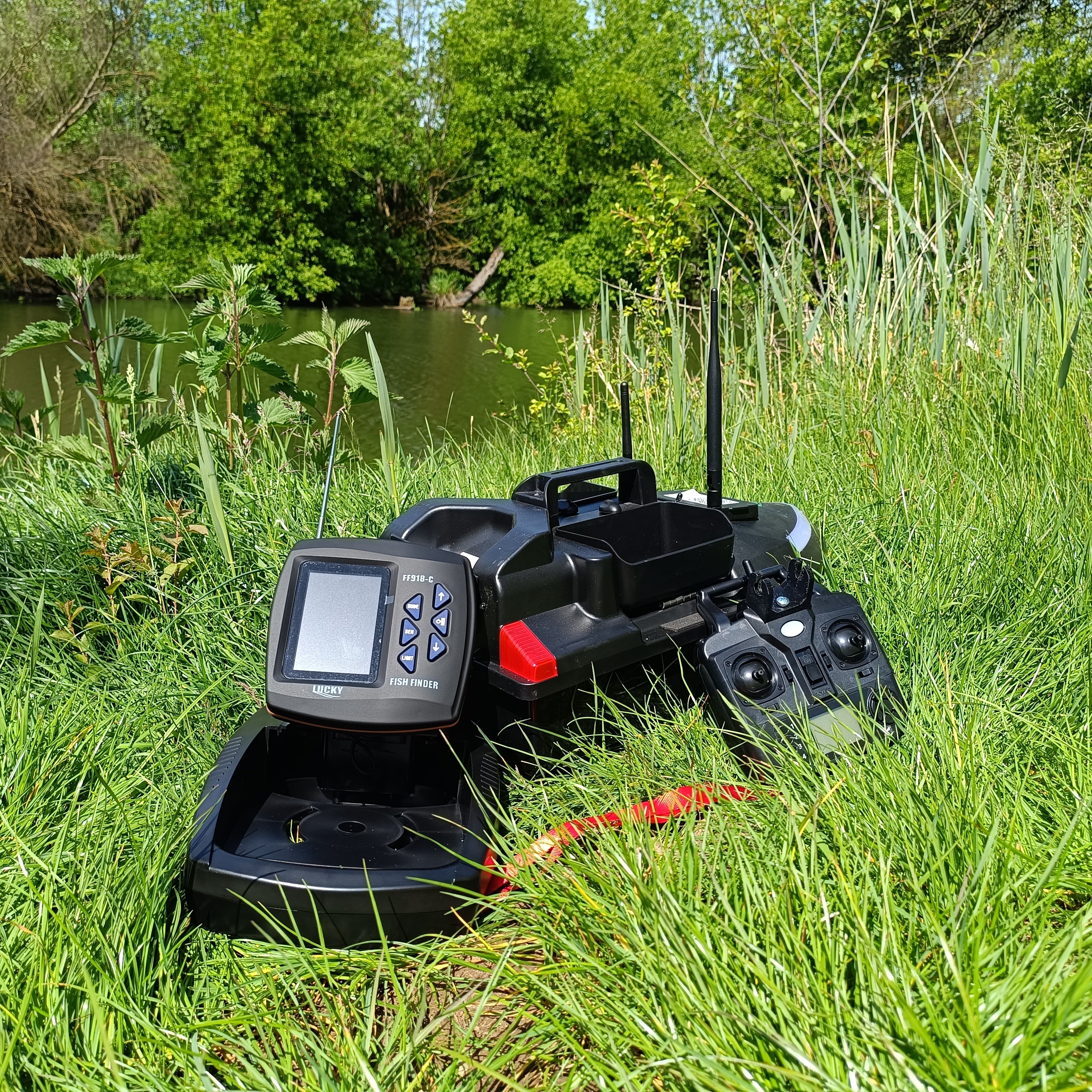 Grizzly ECHO - boat with built-in color sonar and GPS