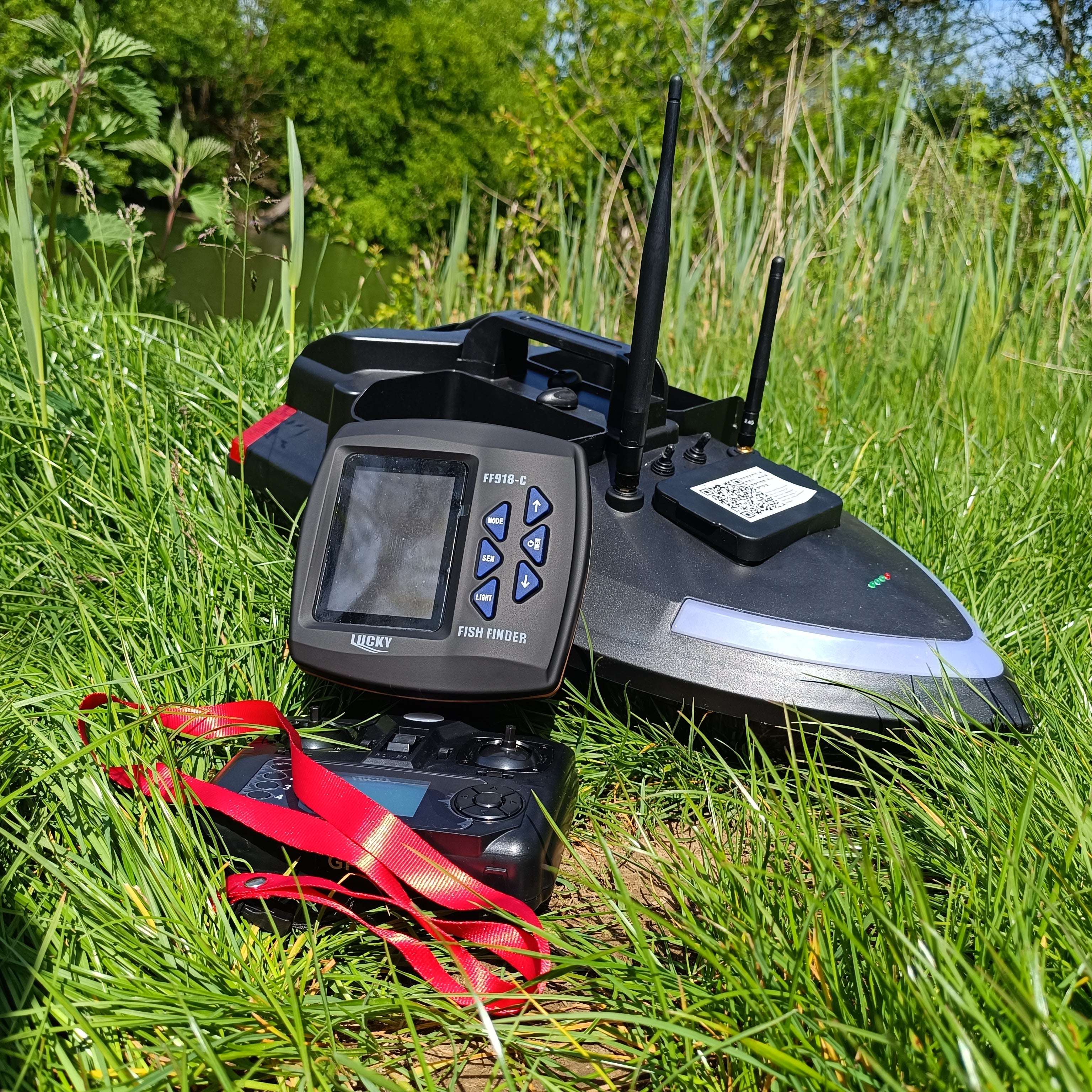 Grizzly ECHO - boat with built-in color sonar and GPS